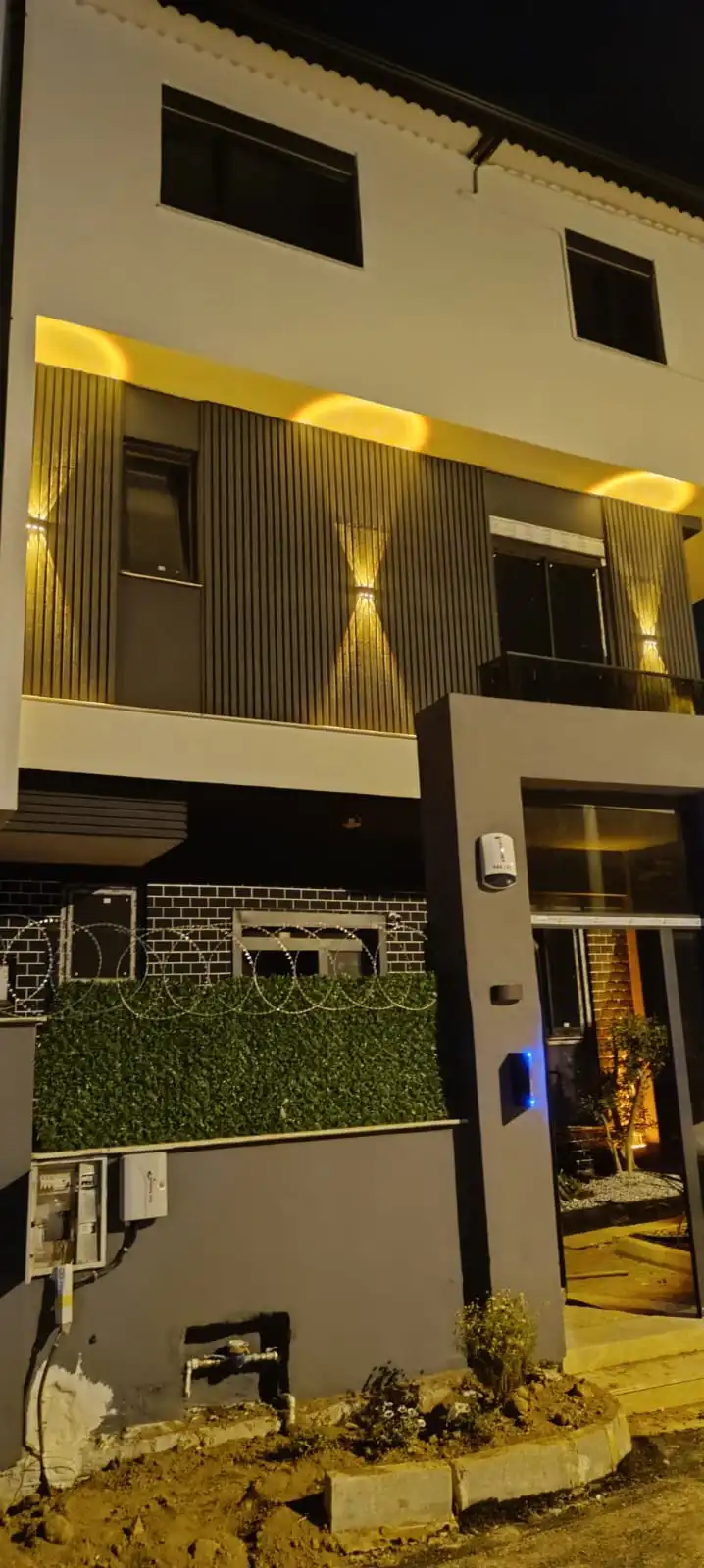 Modern villa dış cephe boya — gece aydınlatma