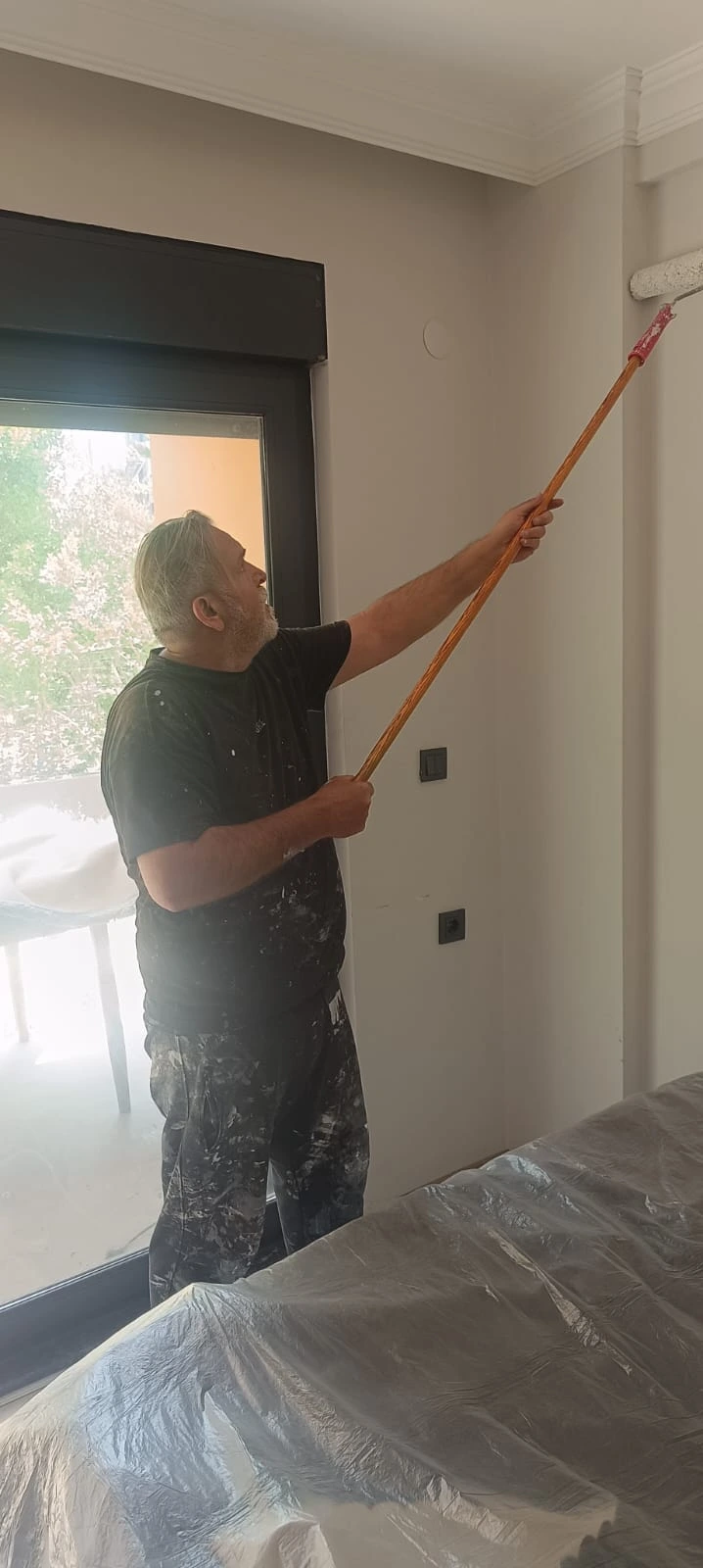 Antalya alçı sıva ustası Ayhan iş başında — iç boya uygulaması